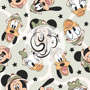 Op de afbeelding: Een naadloos patroon met cartoonfiguren uit de Mickey Mouse-franchise van Disney. De personages zijn Mickey Mouse, Minnie Mouse, Donald Duck en Goofy. De personages worden afgebeeld in verschillende poses en uitdrukkingen, en ze dragen allemaal safarihoeden. De achtergrond is lichtgroen met witte sterren.