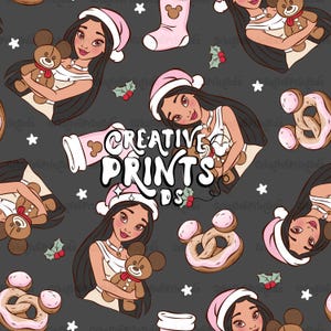 Könnte beinhalten: Ein nahtloses Muster auf dunkelgrauem Hintergrund mit Illustrationen einer Figur mit rosa Weihnachtsmütze, die einen braunen Teddybären hält, dazu rosa Strümpfe, Brezeln mit rosa Glasur, Stechpalmenbeeren und weiße Sterne. Der Text CREATIVE PRINTS DS ist zentriert.