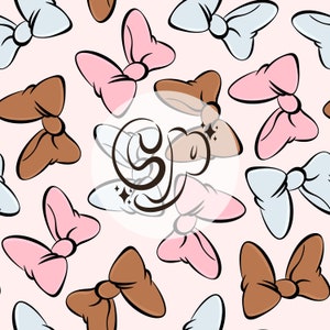 Può includere: Uno schema senza cuciture con fiocchi rosa, marroni e blu su uno sfondo rosa chiaro. I fiocchi sono disposti in uno schema casuale e sono tutti rivolti nella stessa direzione. I fiocchi sono tutti legati con un nodo al centro.