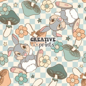 Può includere: Uno schema senza cuciture con coniglietti dei cartoni animati, funghi e fiori su uno sfondo a scacchi blu e bianco. Lo schema è in stile vintage con colori tenui e una texture usurata. Il testo "CREATIVE prints" è al centro dello schema.