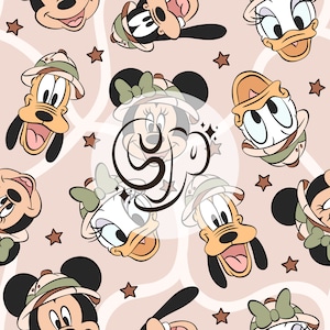 Pode incluir: Um padrão repetitivo com personagens da Disney como Mickey, Minnie, Donald, Margarida e Pateta, todos usando chapéus de safari. O fundo é rosa claro com linhas curvas brancas e estrelas marrons.