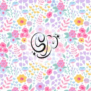 Pode incluir: Um padrão floral com um fundo branco, apresentando flores rosa, amarelas, roxas e azuis, e folhas verdes. O design inclui as letras "GP" em uma escrita preta estilizada com acentos de estrelas.