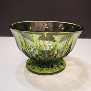 Plat de bonbons à pieds en verre vert avocat Fairfield Pattern par Anchor Hocking Glass, verrerie des années 1970