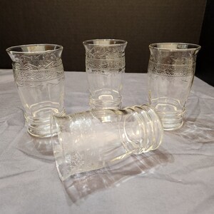 Puede incluir: Juego de cuatro vasos de beber de vidrio transparente con un patr&oacute;n grabado decorativo.