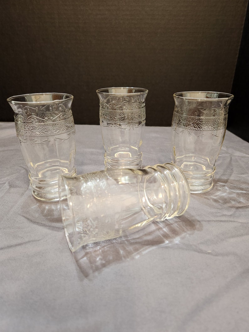 Puede incluir: Juego de cuatro vasos de beber de vidrio transparente con un patr&oacute;n grabado decorativo.