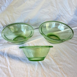 Vintage Tufglas Batter Bowl Green Uranium Glass No Splash Mixing Bowl Dual  Spout 500 Made in USA 