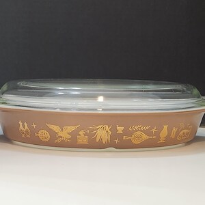 Pyrex Early American Brown 1 1/2 Quart Divided Oval Casserole / Vegetable Dish With Glass Lid