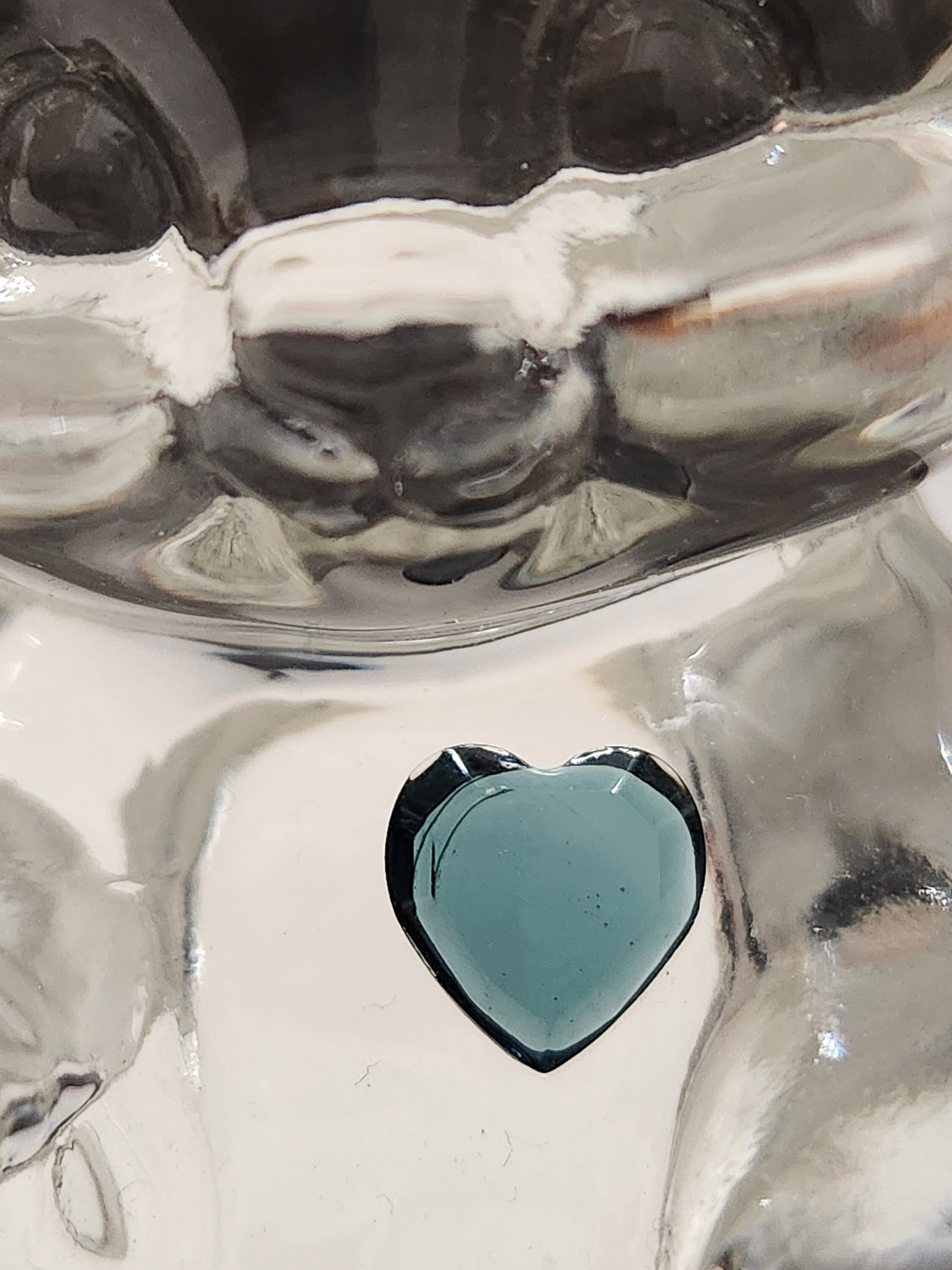 フェントン・アートグラス製、誕生石ベアフィギュア、ブルージルコンハート Fenton Art Glass December Birthstone Bear Figure, Blue Ziron Heart