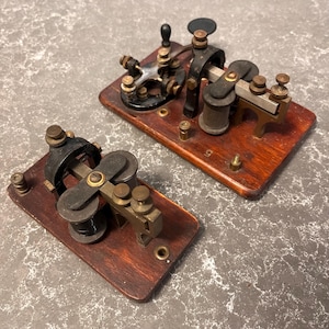 Par de instrumentos antiguos de telégrafo con código Morse, radio, ferrocarril, máquina, industrial, steampunk, decoración de estanterías