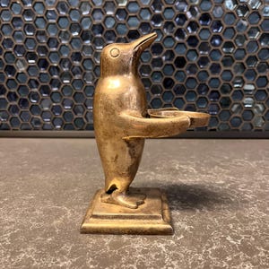 Mosiężny świecznik na pingwina, styl art déco, wózek barowy, zastawa stołowa, biegun północny, zima, zoo, świecznik, rzeźba metalowa