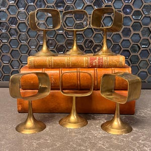 Set messing servetringhouders, servies, tafeldecor, messing decor, barwagen, bargerei, lounge, diner, speakeasy, midden van de eeuw