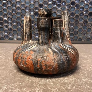 Fat Lava Stil Mid Century Modern Brutalist Keramik Blumenvase, Gefäß, skulpturale Tülle, signiert, Studio Keramik, Wabi Sabi, Herzstück