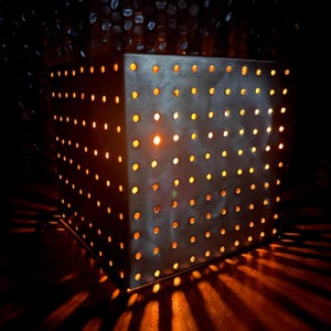 Lámpara de mesa cúbica de metal industrial personalizada, cubista, minimalista, de estilo espacial, ideal para mesita de noche, salón, bar, discoteca, steampunk, luz nocturna, ambiente.