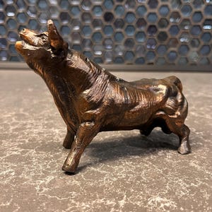 Gebronsd gegoten metalen stierbeeldhouwkunst, cocktailprikkers, tandenstokers, barwagen, Toledo, stier, hemels decor, lood