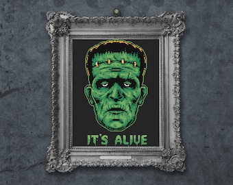 Puede incluir: Una imagen enmarcada en pixel art en blanco y negro del monstruo de Frankenstein con el texto "IT'S ALIVE" debajo de la imagen.