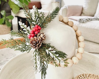 Decoración de invierno para el hogar: corona de cuentas de madera con piña y detalles de bayas rojas. ¡Envío gratis!