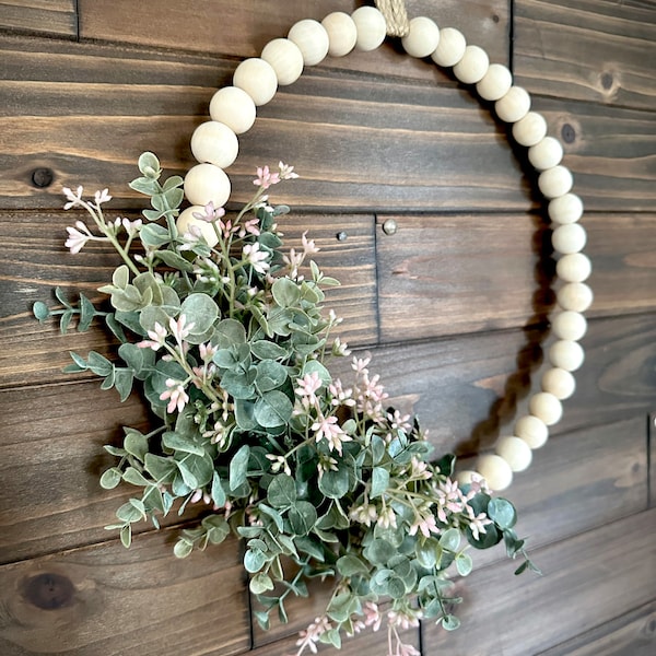 Couronne de ferme moderne - cerceau de perles en bois avec eucalyptus et fleurs roses - livraison gratuite !