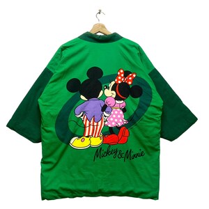 Design vintage in stile kimono giapponese di Topolino e Minnie, personaggio classico dei cartoni animati, abiti invernali