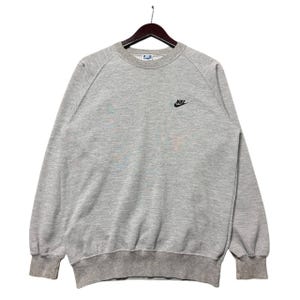 Vintage Nike Graues Rundhals-Sweatshirt mit gesticktem Swoosh-Logo, minimalistischer Stil, mittlere Größe, hergestellt in Japan