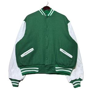 Könnte beinhalten: Eine grüne und weiße Varsity-Jacke mit weißen Lederärmeln. Die Jacke hat einen Knopfverschluss und einen gerippten Kragen, Bündchen und Bund.