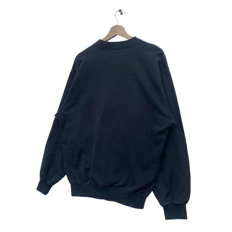 K&ouml;nnte beinhalten: Ein dunkelblauer Sweatshirt mit langen &Auml;rmeln und einem Rundhalsausschnitt.