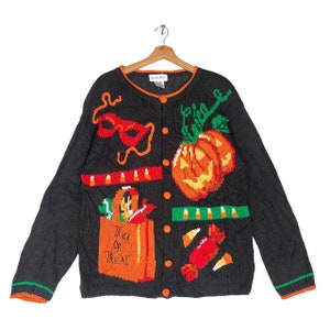 アレクサンドラ・バートレットのヴィンテージハロウィンパンプキンニットセーターカーディガン、レトロなトリックオアトリートキャンディコスチューム秋、90年代風ブラックハロウィントップス