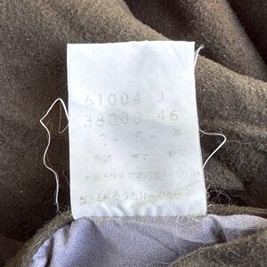 May include: A white tag with black text that reads "51004 1 38000 46" and other text that is too blurry to read.