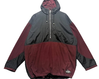 Op de afbeelding: Een zwart en bordeauxrood hooded sweatshirt met een ritssluiting aan de voorkant. Het sweatshirt heeft een capuchon met trekkoord en een logo aan de linkerkant onderaan.