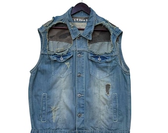 Débardeur vintage en jean punk effet vieilli avec doublure camouflage et écusson clouté par Smoke Rice grande taille