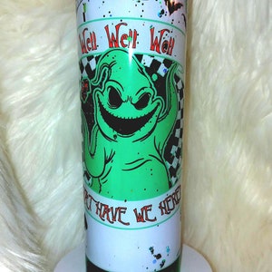 Może przedstawiać: Zielony i biały kubek ze stali nierdzewnej z zieloną postacią z kresk&oacute;wki i tekstem "Well Well Well What Have We Here".