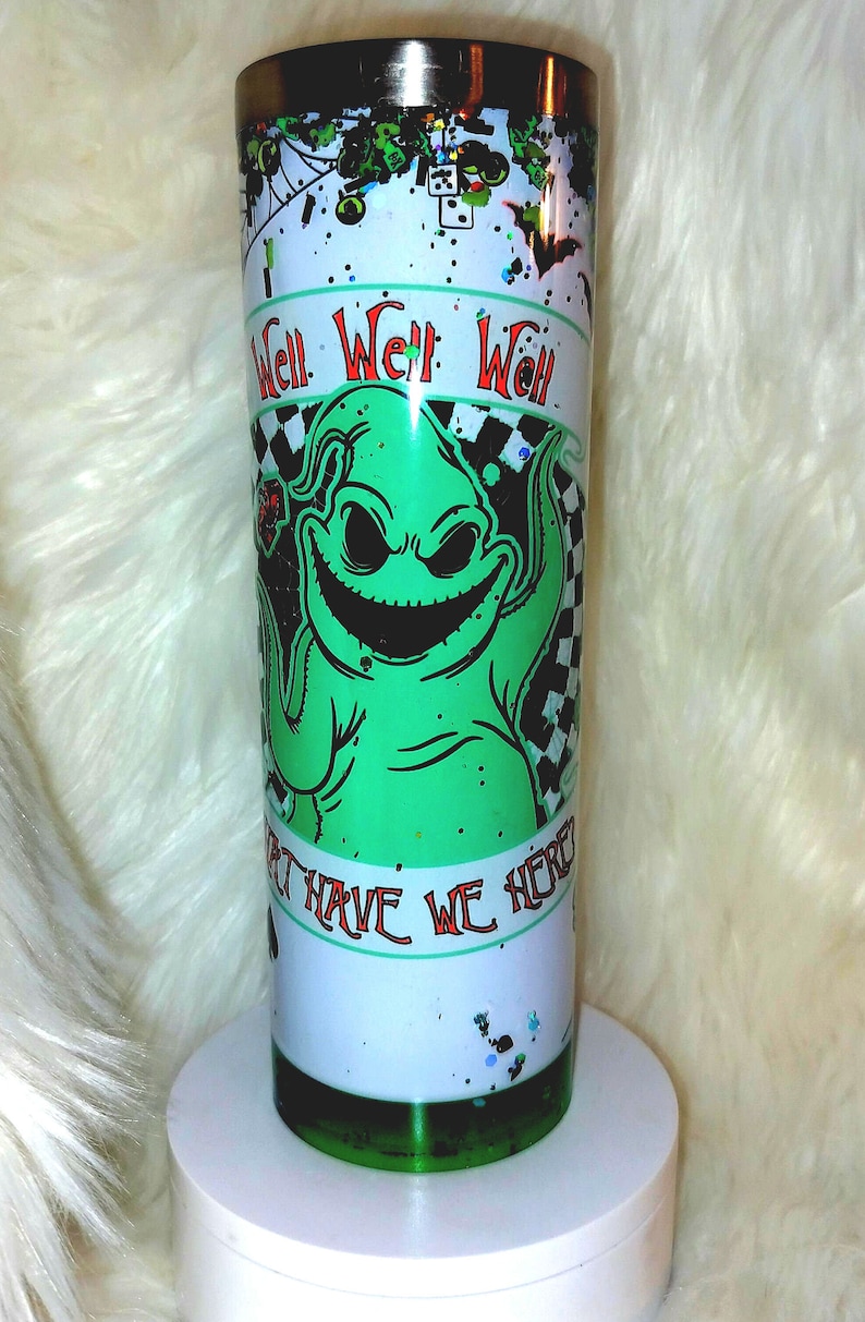 Może przedstawiać: Zielony i biały kubek ze stali nierdzewnej z zieloną postacią z kresk&oacute;wki i tekstem "Well Well Well What Have We Here".