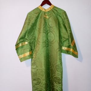 2 groene orthodoxe altaarjongen-gewaden maat 56
