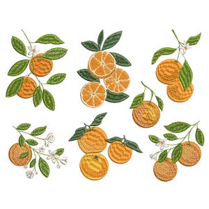 Puede incluir: Diseños bordados de frutas de naranja sobre un fondo blanco. Los diseños incluyen naranjas enteras, rodajas de naranja, hojas verdes y flores blancas. Las naranjas son de color naranja vibrante y las hojas son verdes.