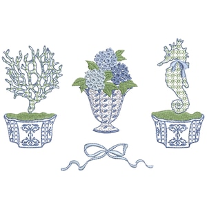 Pode incluir: Três vasos de cerâmica azul e branco com diferentes desenhos florais e marinhos. Os vasos estão cheios de folhagem verde e flores azuis. Uma fita azul está amarrada em um laço no centro da imagem.