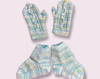 Newborn baby matching socks and mittens set