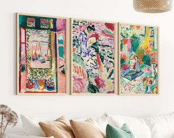 Könnte beinhalten: Drei gerahmte Gemälde mit farbenfroher abstrakter Kunst. Die Gemälde zeigen ein Fenster mit Booten, eine Frau in einem Garten und eine Frau, die ein Buch liest.
