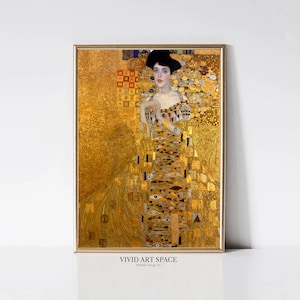 Puede incluir: Una impresión enmarcada de una pintura que representa a una mujer con un vestido dorado con un patrón geométrico. El fondo es un mosaico dorado con una variedad de formas y tamaños. La mujer tiene el pelo oscuro y lleva un collar. La impresión se titula "VIVID ART SPACE" y tiene el texto "Printable Vintage Art" debajo del título.