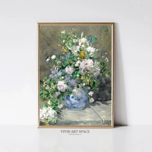 Może przedstawiać: Wizerunek vintage przedstawiający bukiet białych, różowych i fioletowych kwiatów w niebiesko-białym wazonie z porcelany. Kwiaty są ułożone w wazonie na kamiennej powierzchni. Tło jest w stonowanym odcieniu zieleni.