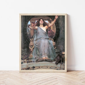 Puede incluir: Una pintura de una mujer con un vestido azul fluido, sosteniendo una copa y sentada en un trono con reposabrazos de cabeza de le&oacute;n. La mujer est&aacute; rodeada de un marco circular y otras figuras.