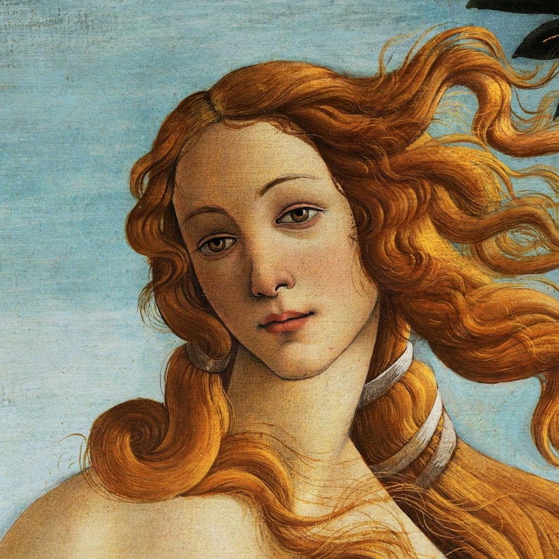 Op de afbeelding: Een close-up portret van een vrouw met lang, golvend rood haar. Haar ogen zijn lichtblauw en haar lippen zijn lichtjes geopend. De achtergrond is zachtblauw.