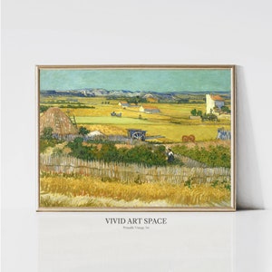 Könnte beinhalten: Ein Vintage-Gemälde, das eine ländliche Landschaft mit einem Weizenfeld, einem Bauernhaus in der Ferne und einer Person, die auf dem Feld arbeitet, zeigt. Das Gemälde ist in einem goldenen Rahmen und hat einen hellblauen Himmel mit weißen Wolken.