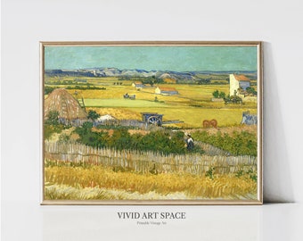 Könnte beinhalten: Ein Vintage-Gemälde, das eine ländliche Landschaft mit einem Weizenfeld, einem Bauernhaus in der Ferne und einer Person, die auf dem Feld arbeitet, zeigt. Das Gemälde ist in einem goldenen Rahmen und hat einen hellblauen Himmel mit weißen Wolken.