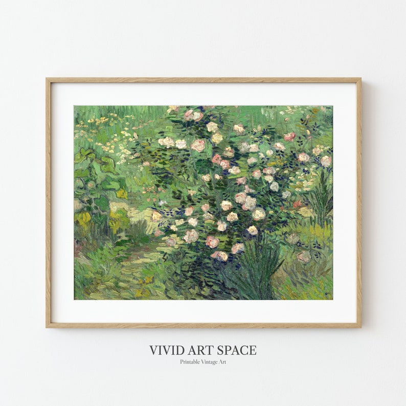 Puede incluir: Una impresi&oacute;n enmarcada de una escena de jard&iacute;n con un camino que atraviesa una exuberante vegetaci&oacute;n y rosas rosas y blancas en flor. La obra de arte es de estilo vintage, con pinceladas visibles y un marco de madera natural. El texto "VIVID ART SPACE" est&aacute; en la parte inferior.