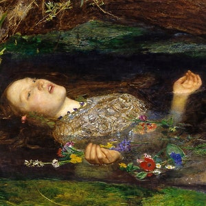 K&ouml;nnte beinhalten: Gem&auml;lde einer Frau, die in Wasser treibt, umgeben von Blumen. Sie tr&auml;gt ein schimmerndes Kleid mit detaillierten Verzierungen. Das dunkle, gr&uuml;ne Laubwerk erzeugt eine melancholische, aber fesselnde Szene.