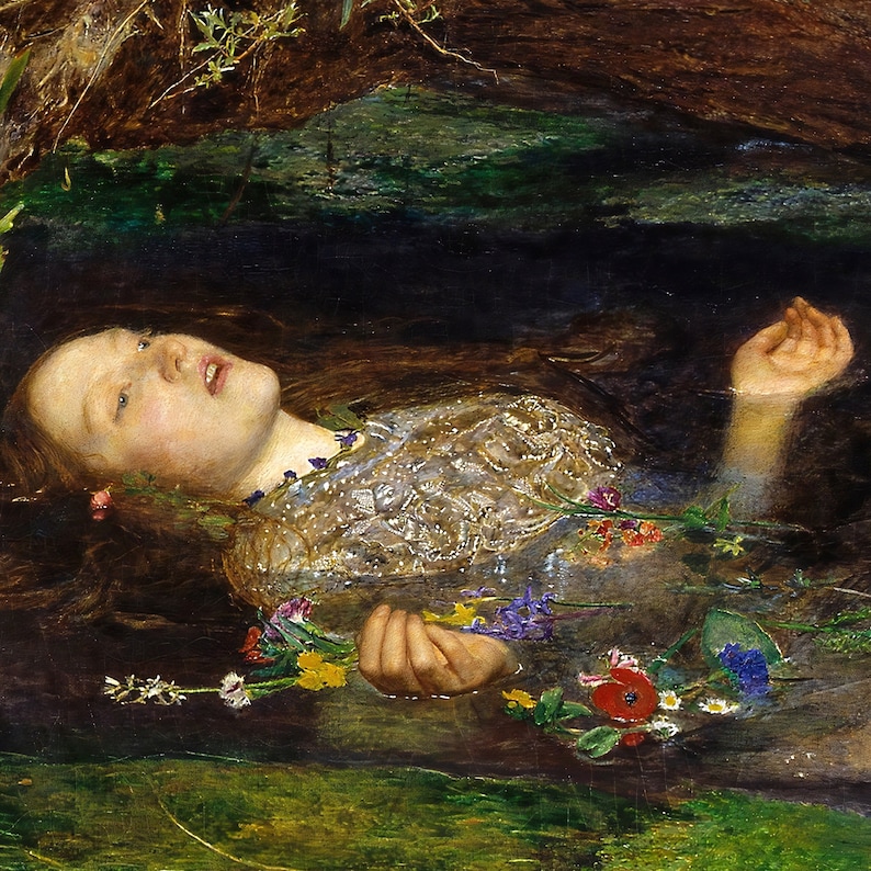K&ouml;nnte beinhalten: Gem&auml;lde einer Frau, die in Wasser treibt, umgeben von Blumen. Sie tr&auml;gt ein schimmerndes Kleid mit detaillierten Verzierungen. Das dunkle, gr&uuml;ne Laubwerk erzeugt eine melancholische, aber fesselnde Szene.