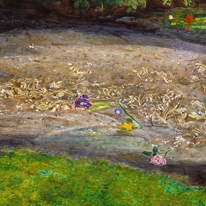 K&ouml;nnte beinhalten: Ein impressionistisches Gem&auml;lde mit einer strukturierten, goldbraunen Oberfl&auml;che und floralen Akzenten. Eine lila Iris, eine gelbe Narzisse und eine rosa Rose sind auf der Oberfl&auml;che verstreut. Gr&uuml;nes Gras ist unten sichtbar.