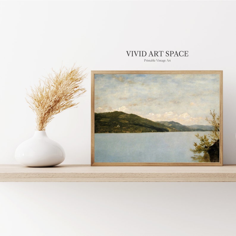 Pu&ograve; includere: Un dipinto di paesaggio vintage di un lago con una catena montuosa sullo sfondo. Il cielo &egrave; blu con nuvole bianche. Il lago &egrave; di colore azzurro chiaro e le montagne sono verdi. Il dipinto &egrave; incorniciato in una cornice di legno.