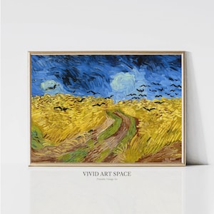 Op de afbeelding: Een schilderij van een tarweveld met een kronkelend pad dat er doorheen loopt. De lucht is blauw met donkere wolken en een zwerm vogels die erboven vliegen. Het schilderij is in een gouden lijst en heeft de tekst "VIVID ART SPACE Printable Vintage Art" onderaan.