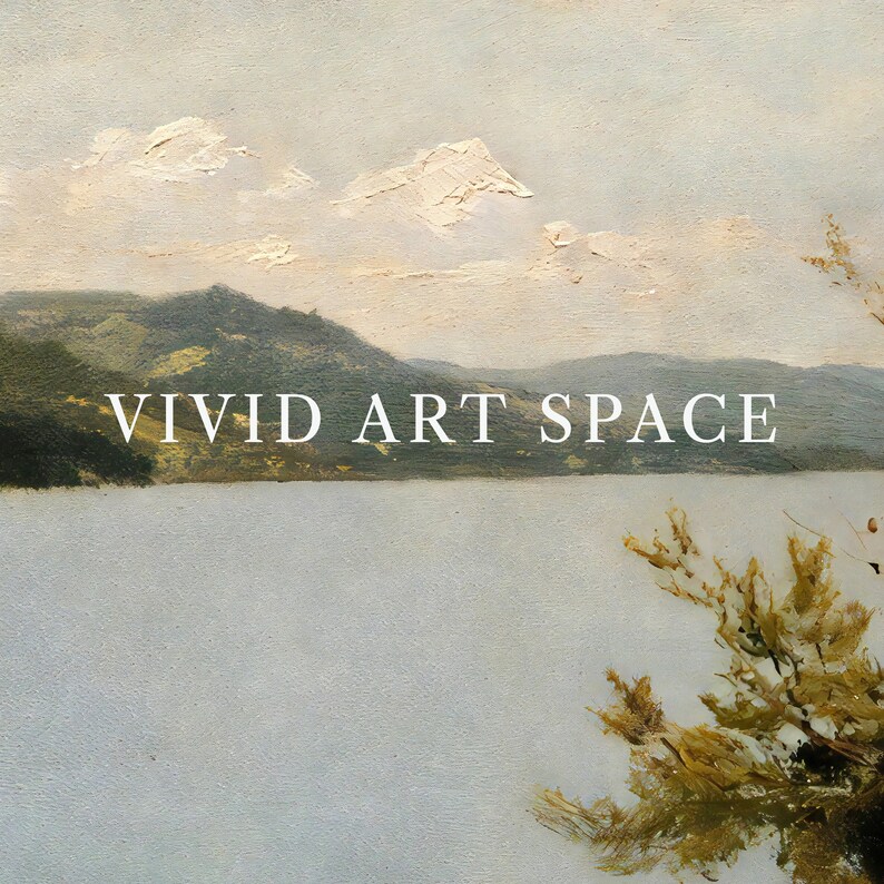 Pu&ograve; includere: Un dipinto di un paesaggio con un lago, montagne e alberi. Il testo "VIVID ART SPACE" &egrave; scritto in lettere bianche al centro dell'immagine.