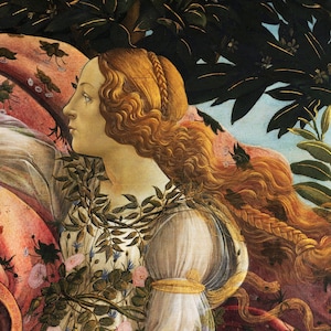 Op de afbeelding: Een schilderij van een vrouw met lang, golvend rood haar. Ze draagt een witte jurk met een groene krans van bladeren om haar nek. De achtergrond is een weelderig groen bos.